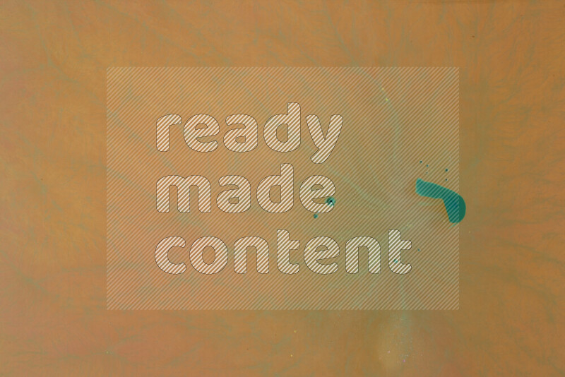 تلتقط الصورة تناثرا للطلاء الأخضر علي خلفية برتقالية