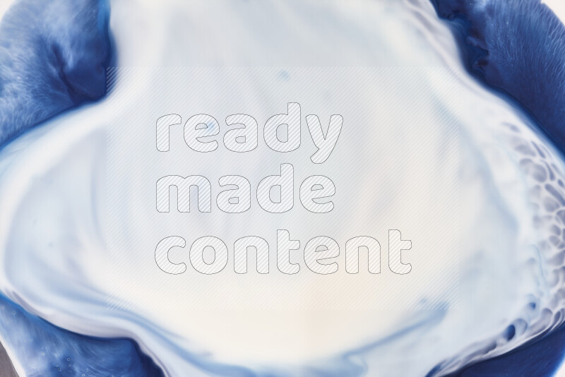 لقطة مقربة لأنماط دوامية باللون الأزرق والأبيض