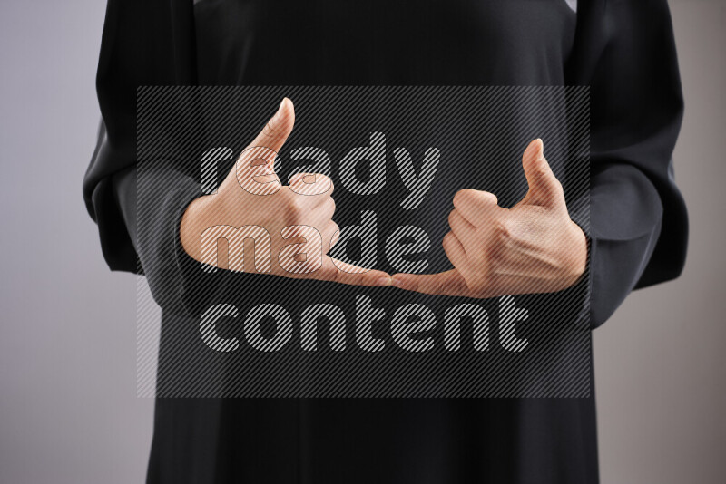 امرأة تشير بيديها بلغة الإشارات المختلفة