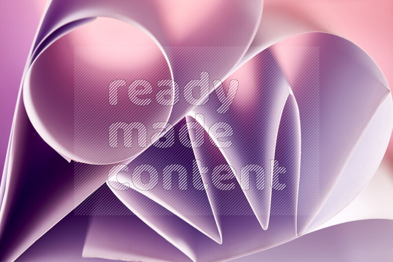 عرض فني لطيات الورق تخلق مزيج من الأشكال الهندسية، مضاءة بإضاءة ناعمة بدرجات اللون الارجواني