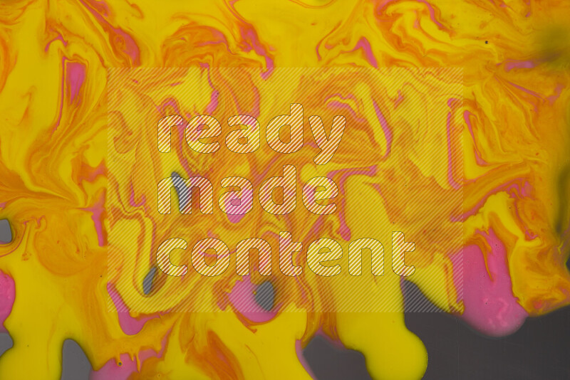 خلفية ملونة مع مزيج من ألوان الطلاء الوردي والأصفر