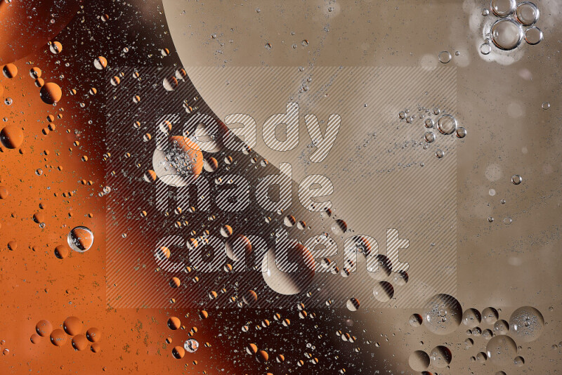 لقطات مقربة لفقاعات من الزيت على سطح الماء باللون البرتقالي والبني