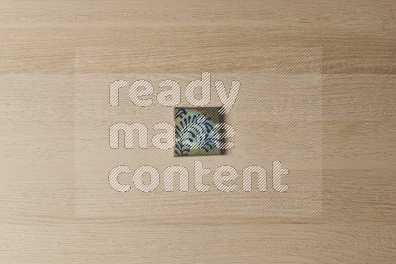 قواعد أكواب فخارية مزخرفة على خلفية خشبية فاتحة