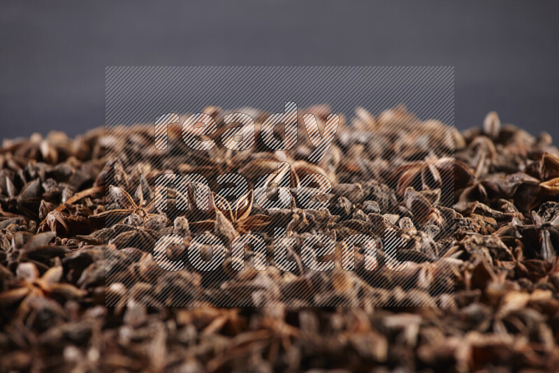 اليانسون النجمي يغطي الإطار على خلفية سوداء