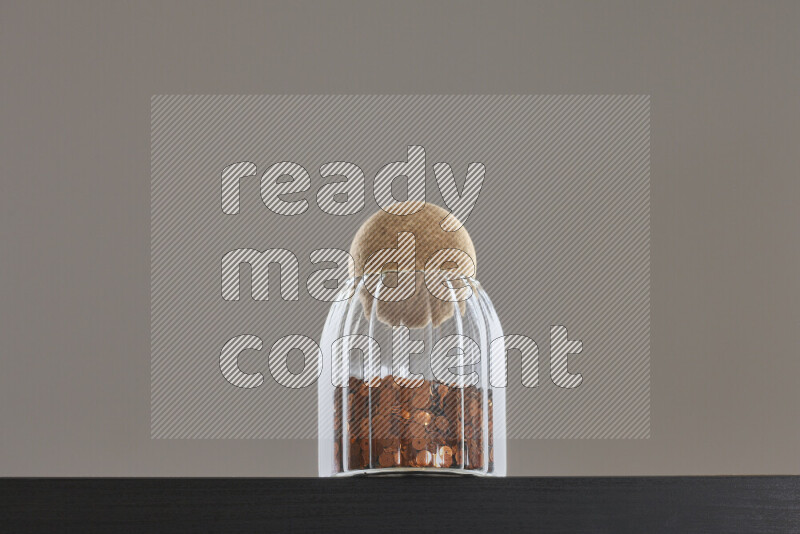 ترتر ملون في وعاء زجاجي علي خلفية سوداء