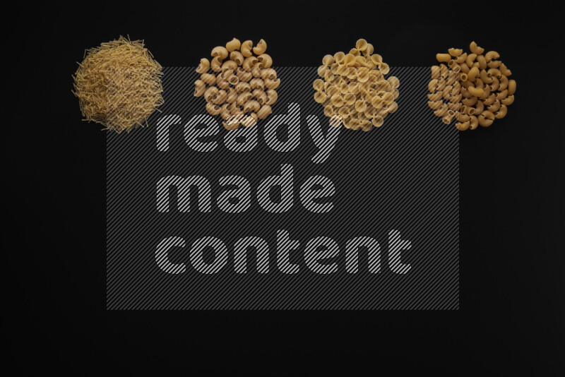 أنواع مختلفة من المعكرونة علي خلفية سوداء