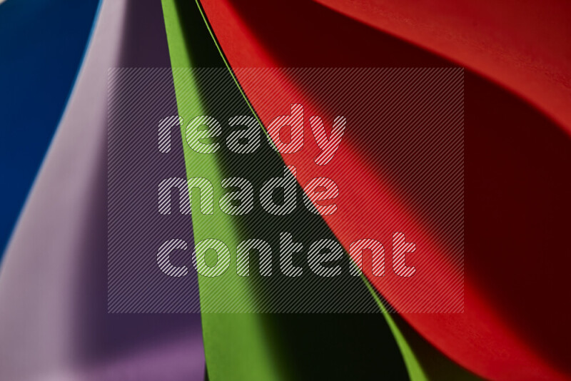 فن تجريدي يعرض المنحنيات المرتبة للأوراق الملونة