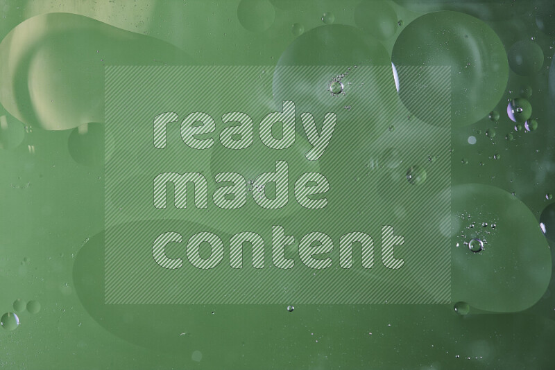 لقطات مقربة لفقاعات من الزيت على سطح الماء باللون الأخضر