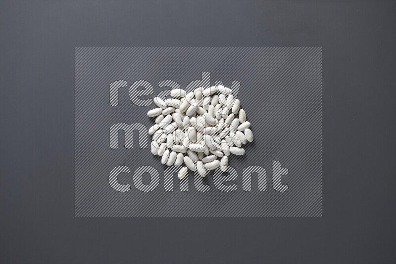 فاصولياء بيضاء علي خلفية رمادية