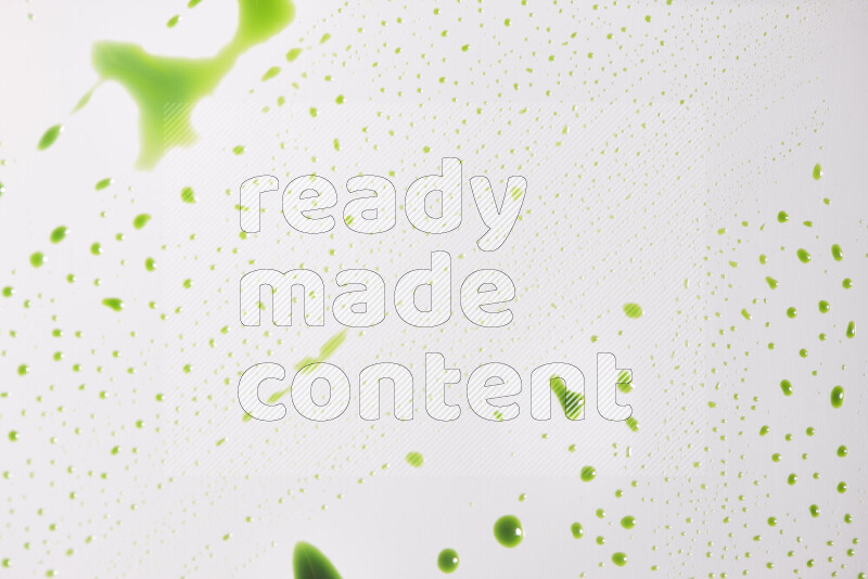 لقطات مقربة لقطرات من اللون الأخضر على الخلفية