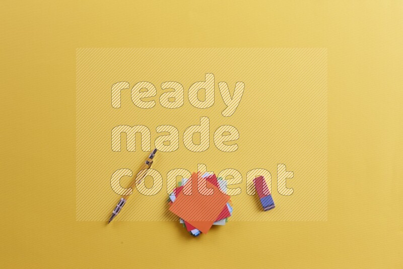 ورق ملاحظات متعدد الألوان مع مستلزمات مدرسية على خلفية صفراء