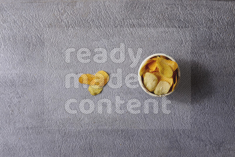 وجبات خفيفة متنوعة في أوعية فخارية على خلفية رمادية