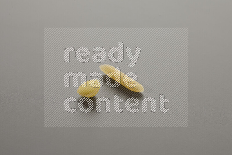 معكرونة ودعة في وعاء فخاري علي خلفية رمادية