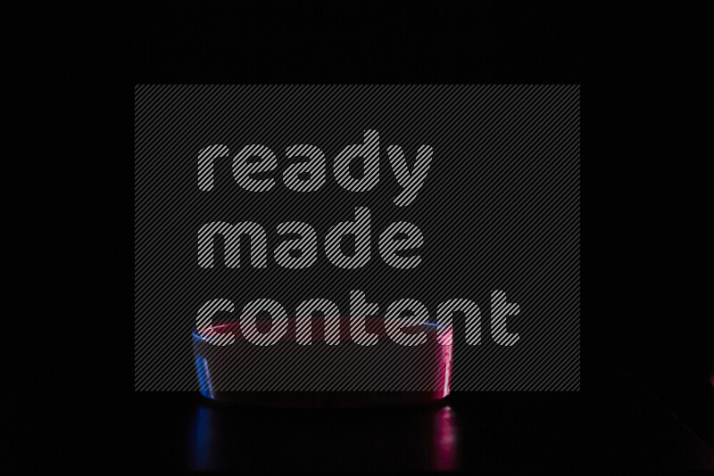 أواني فخارية مع حواف مضيئة ملونة على خلفية سوداء