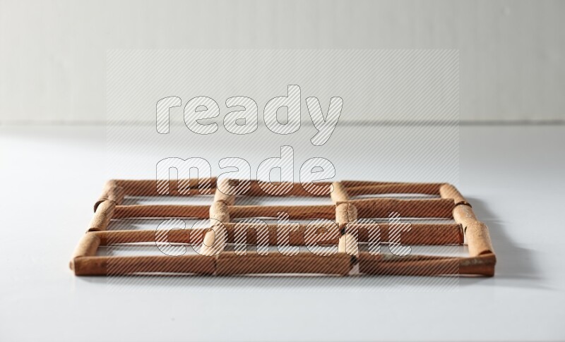 9 مربعات فارغة من أعواد القرفة على أرضية بيضاء