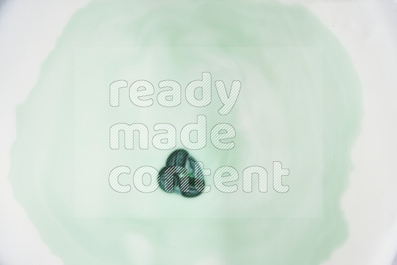 لقطة مقربة لأنماط دوامية بتدرجات اللون الأخضر