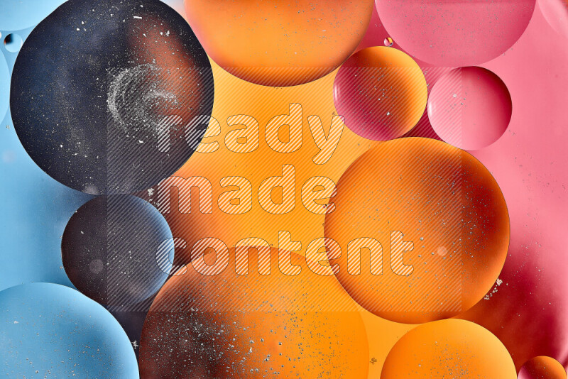 لقطات مقربة لفقاعات من الزيت على سطح الماء باللون الأزرق والبرتقالي والوردي