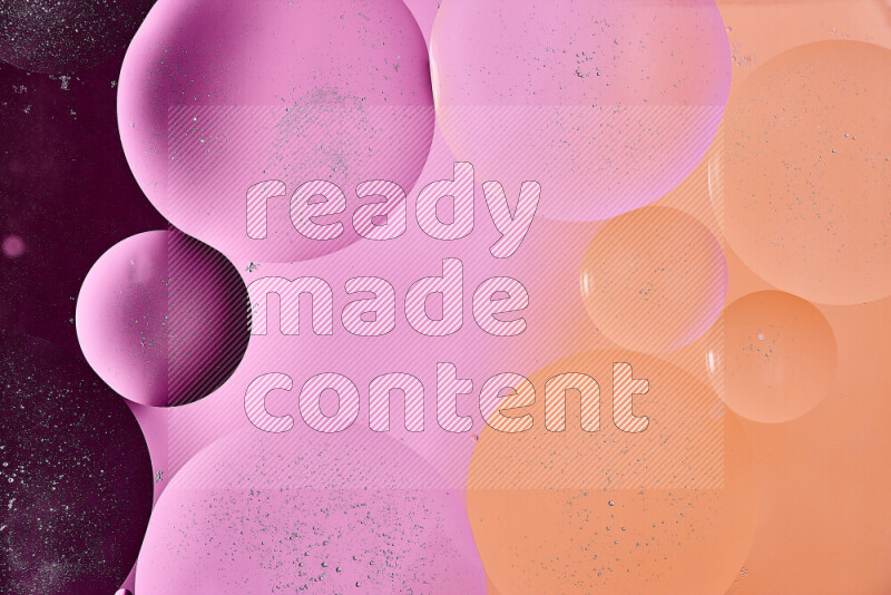 لقطات مقربة لفقاعات من الزيت على سطح الماء باللون الأرجواني والبرتقالي والوردي