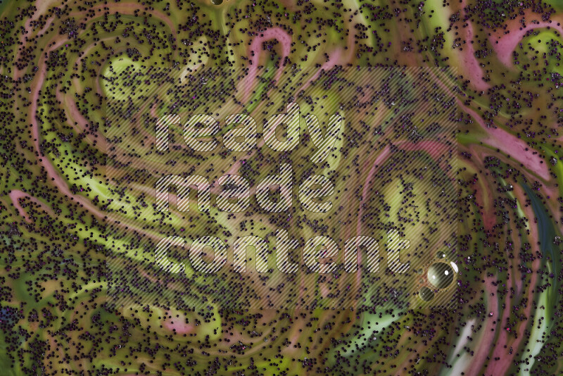 لقطة مقربة لبريق أرجواني متلألئ منتشر علي خلفية من اللون الأخضر والأحمر في حركات دائرية