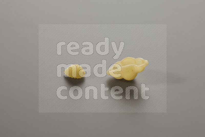 معكرونة ودعة في وعاء فخاري علي خلفية رمادية