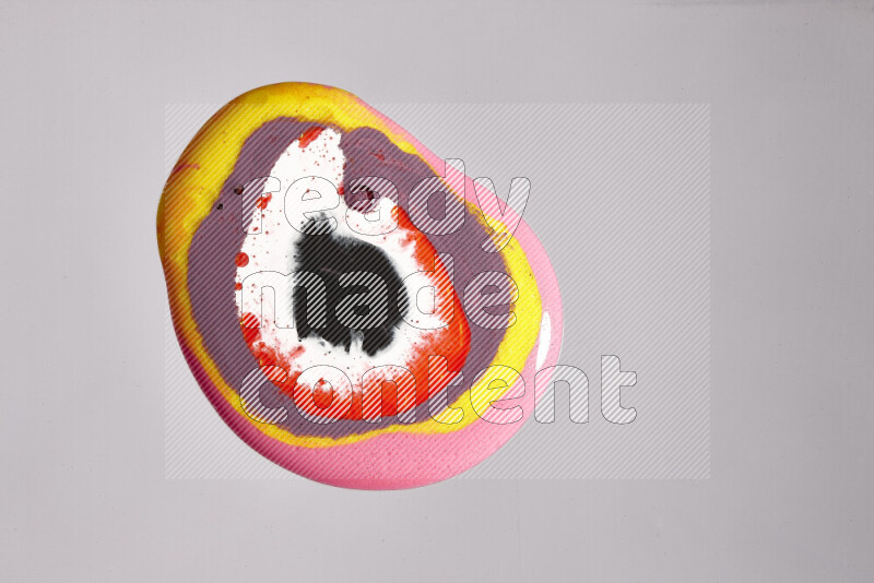 لقطات مقربة لألوان متنوعة تمتزج على خلفية رمادية