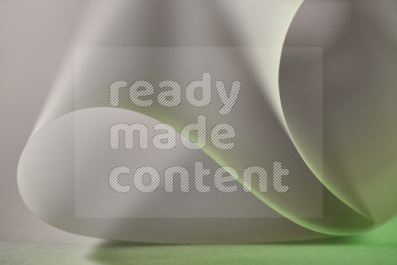 فن تجريدي يعرض منحنيات وتدرجات اللون الأخضر والرمادي مكونه بضوء ملون