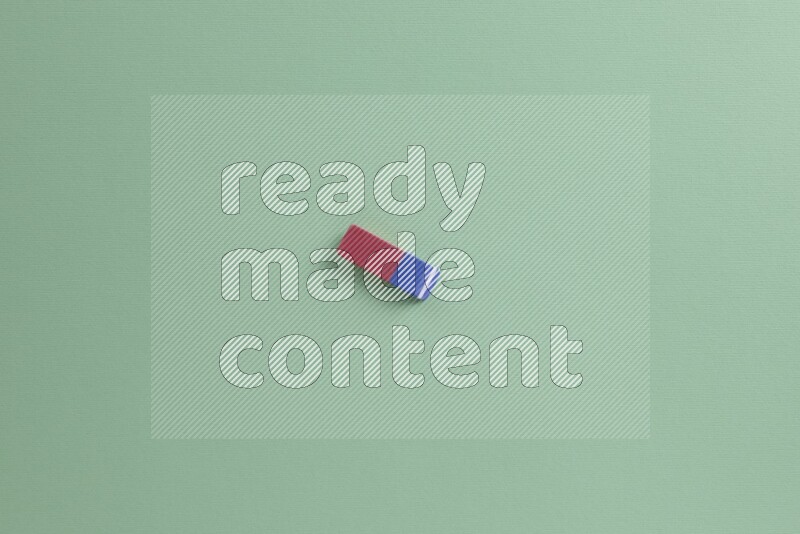 مستلزمات مدرسية مختلفة على خلفية خضراء