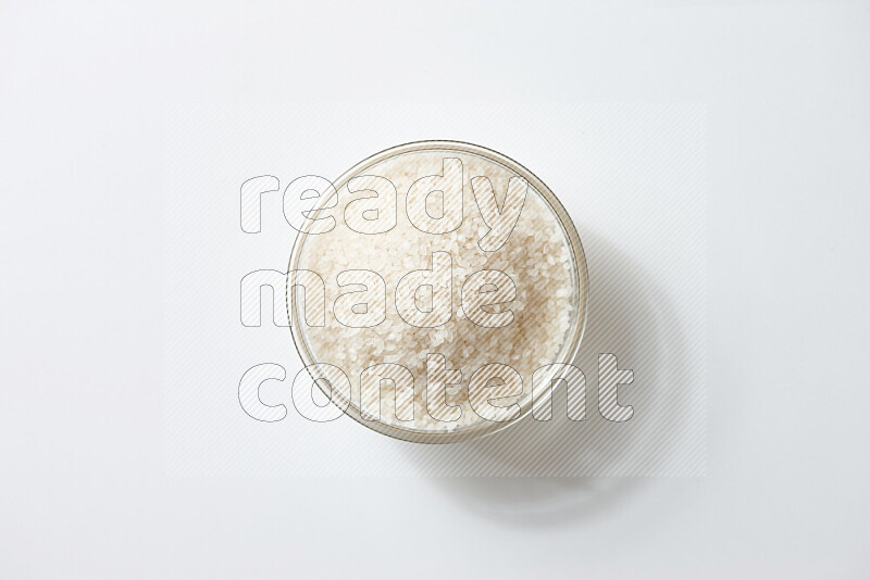 أرز ابيض علي خلفية بيضاء