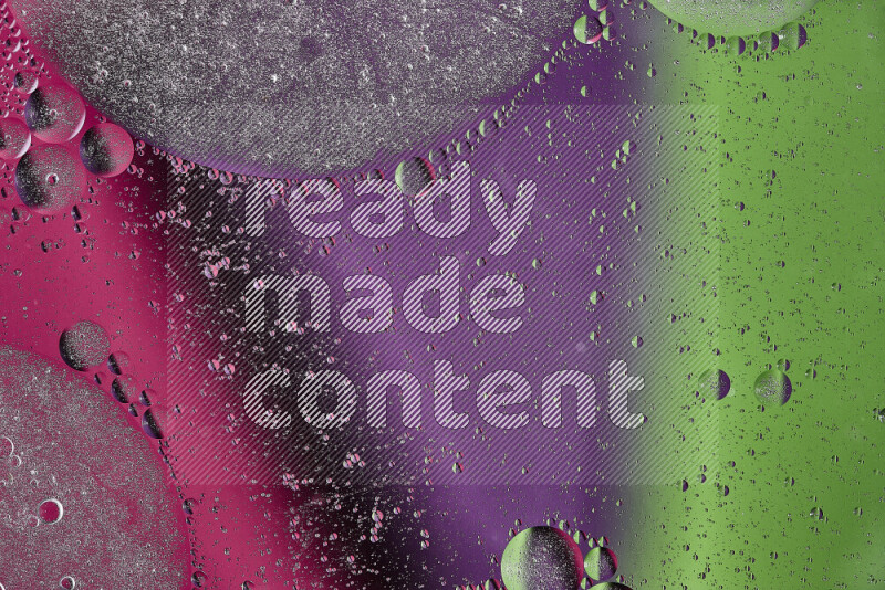 لقطات مقربة لفقاعات من الزيت على سطح الماء باللون الأرجواني والأخضر والوردي