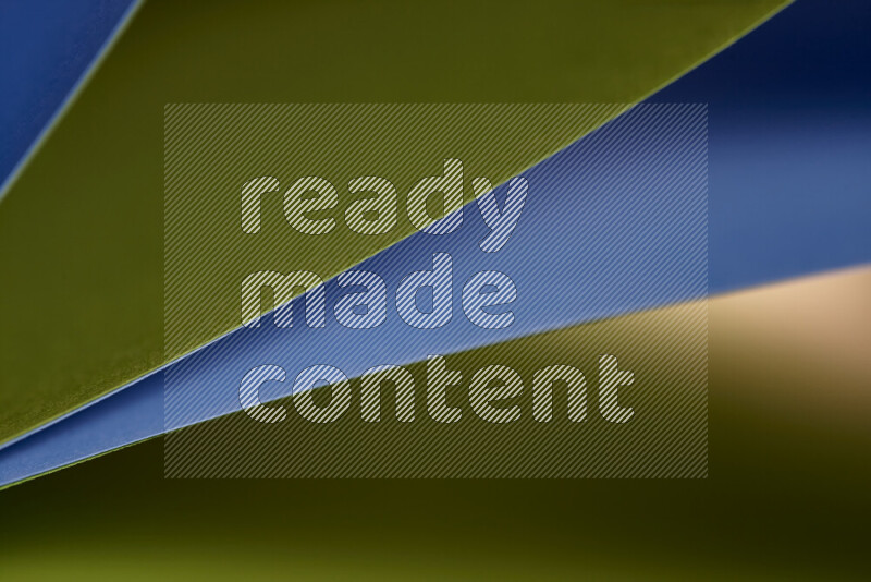 فن تجريدي يعرض المنحنيات المرتبة للأوراق باللون الأزرق والأخضر