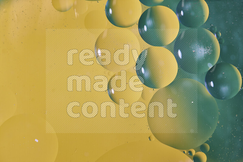 لقطات مقربة لفقاعات من الزيت على سطح الماء باللون الأخضر والأصفر