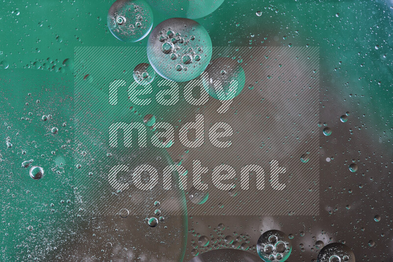 لقطات مقربة لفقاعات من الزيت على سطح الماء باللون الأخضر والبني