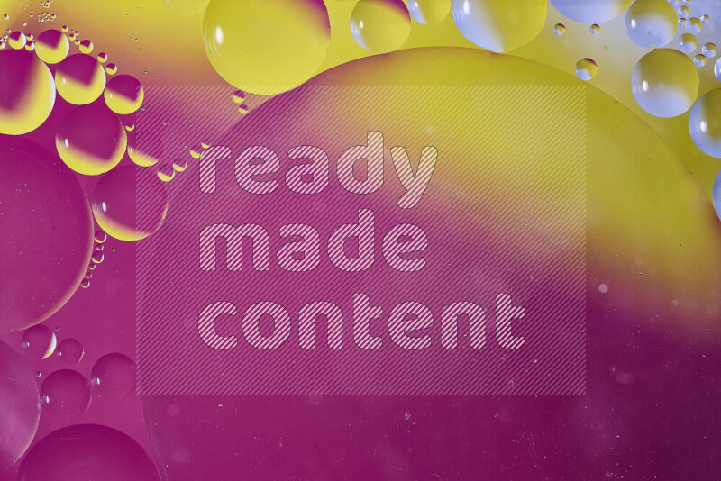 لقطات مقربة لفقاعات من الزيت على سطح الماء باللون الأصفر والوردي