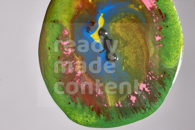 لقطات مقربة لألوان متنوعة تمتزج على خلفية رمادية