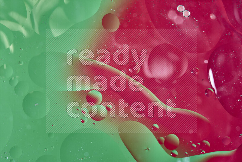 لقطات مقربة لفقاعات من الزيت على سطح الماء باللون الأخضر والأحمر