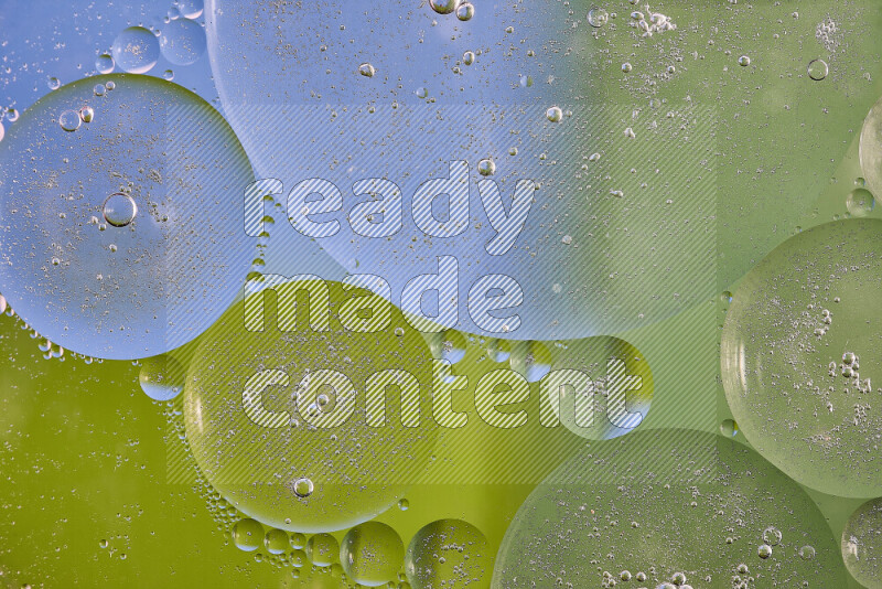 لقطات مقربة لفقاعات من الزيت على سطح الماء باللون الأخضر والأزرق