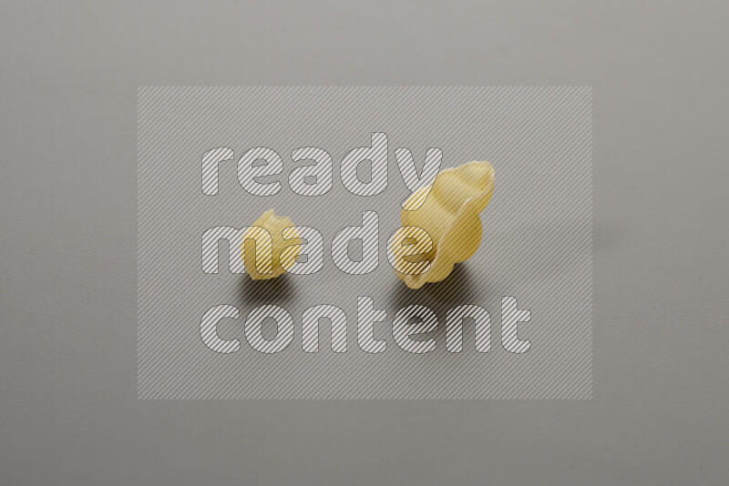 معكرونة ودعة في وعاء فخاري علي خلفية رمادية