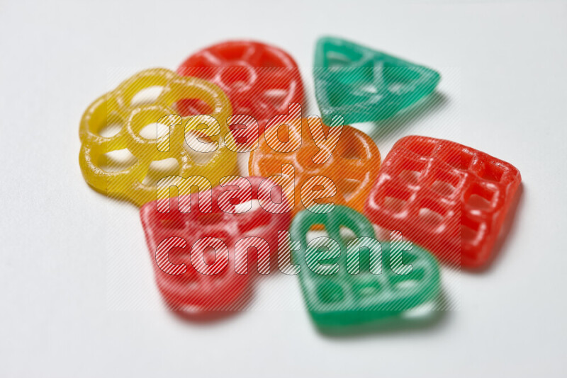 تسالي علي خلفية بيضاء