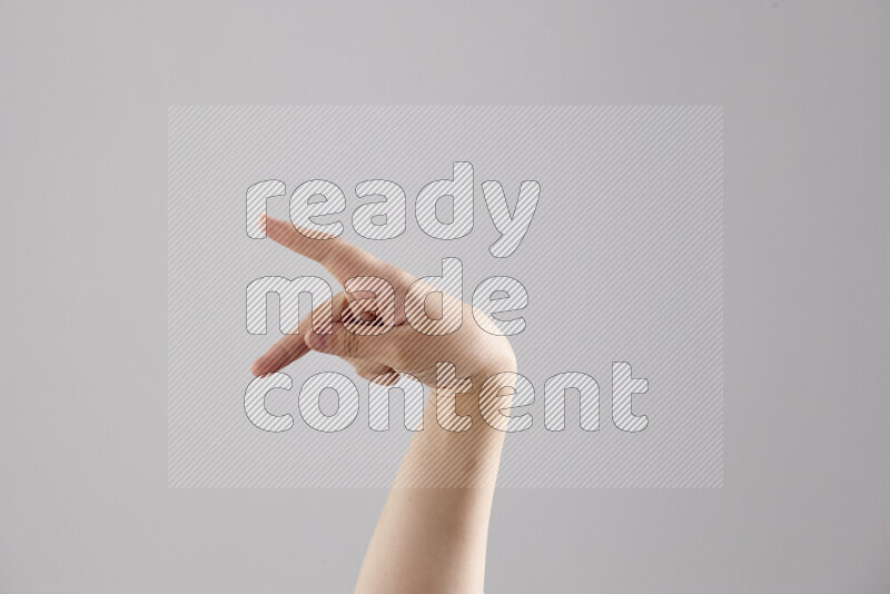 امرأة تشير بيديها بلغة الإشارات المختلفة