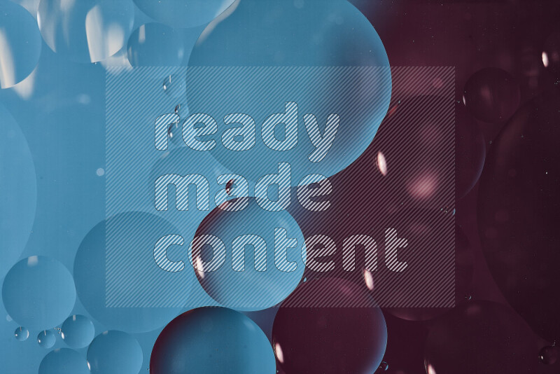 لقطات مقربة لفقاعات من الزيت على سطح الماء باللون الأزرق والأرجواني