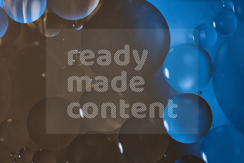 لقطات مقربة لفقاعات من الزيت على سطح الماء باللون الأزرق والبني