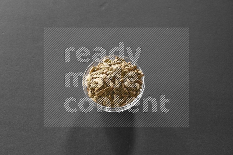 حبهان في وعاء زجاجي علي خلفية سوداء