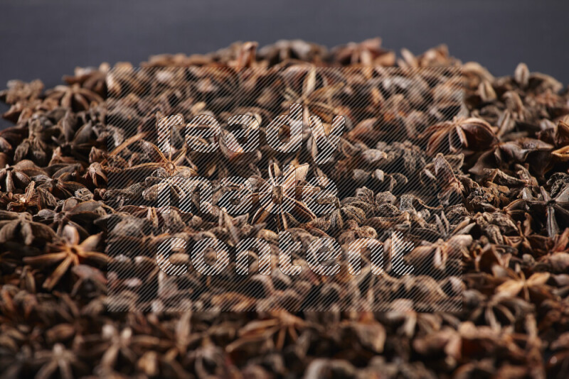 اليانسون النجمي يغطي الإطار على خلفية سوداء