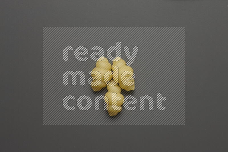 معكرونة قواقع علي خلفية رمادية