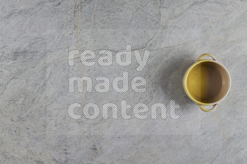 وعاء فخاري متعدد الألوان على خلفية من الرخام الرمادي