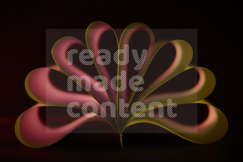 فن تجريدي يعرض منحنيات وتدرجات اللون الأصفر والأحمر مكونه بضوء ملون