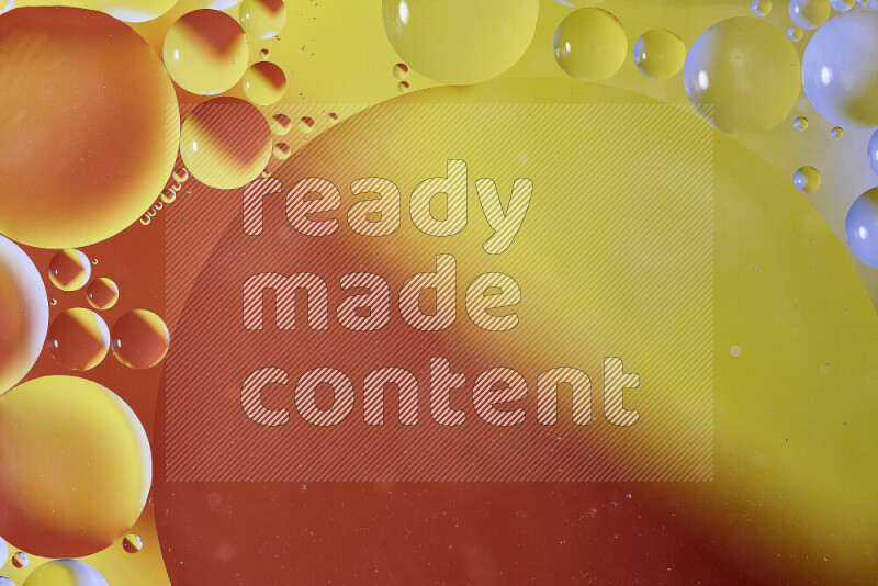 لقطات مقربة لفقاعات من الزيت على سطح الماء باللون البرتقالي والأصفر