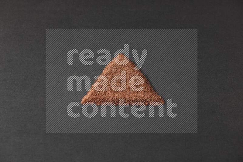 بذور حب الرشاد علي شكل مثلث علي خلفية سوداء