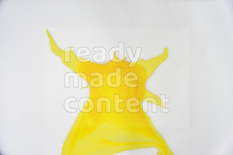 لقطة مقربة لأنماط دوامية باللون الأصفر والأبيض