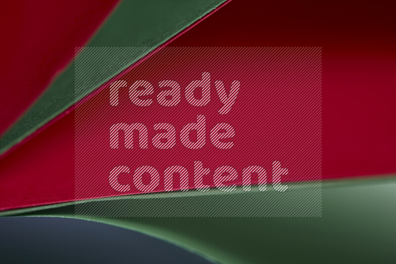 فن تجريدي يعرض المنحنيات المرتبة للأوراق باللون الأحمر والأخضر